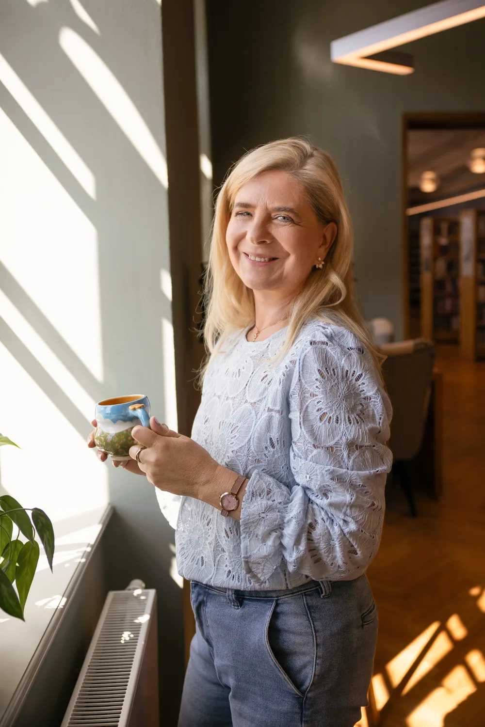 Monika Hodáčová s hrnkem v ruce